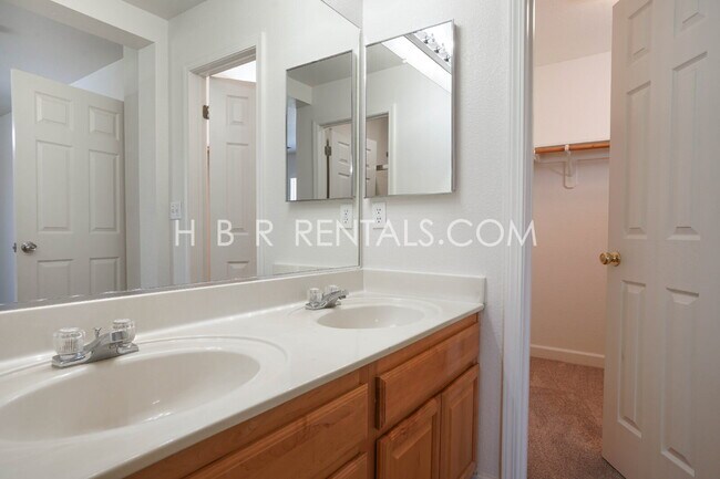 Building Photo - Charming 3-Bed, 2.5-Bath Home in One of Tr...