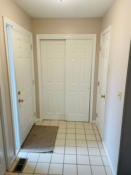 Building Photo - 19 Oak Ridge Dr