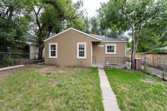 Building Photo - Beautifully Refurbished Home Near Downtown...