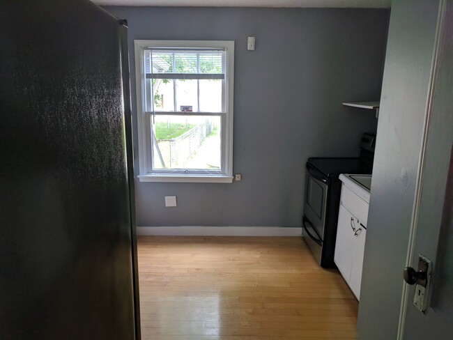 Building Photo - A great 3 bedroom, 1 bath with nice applia...