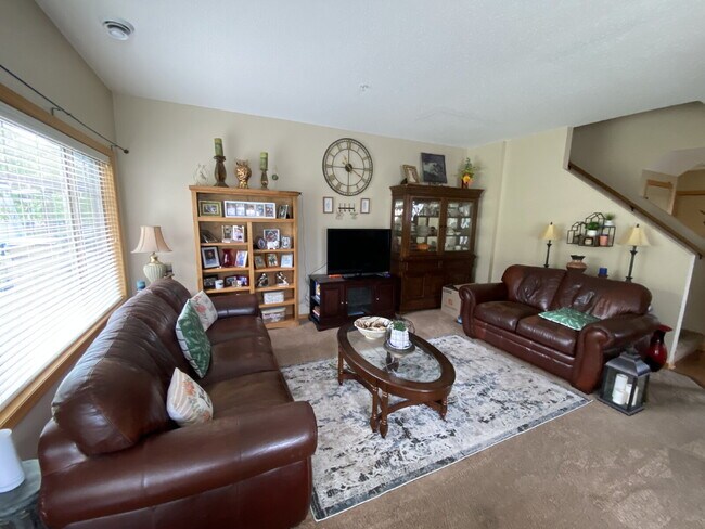 Building Photo - Roomy four-bed three-bath Townhome in Lino...