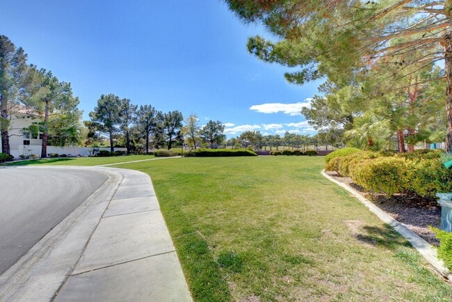 Building Photo - COMING SOON!! $1000 off 1st months Rent Guard-Gated Golf Course Living on the 14th Green!