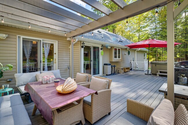 Building Photo - 1530 Wooded Acres Dr