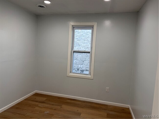 Building Photo - 165 Playter St
