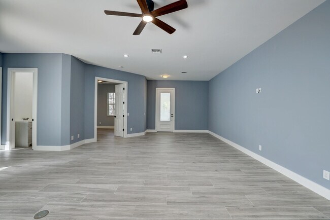 Building Photo - 165 Honeysuckle Dr