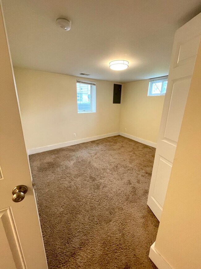 Building Photo - 903 Dewey Ave