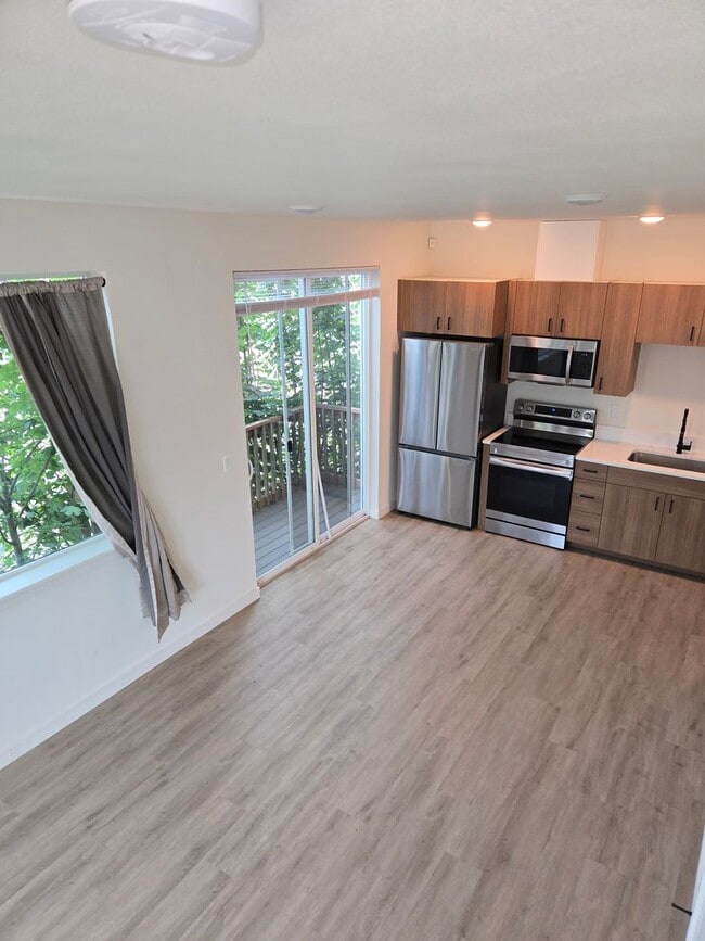 Building Photo - Sleek & Chic! 2 level 2 Bed/1.5 ba 814 Sf