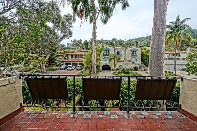Building Photo - Newly Remodeled, Bright & Airy End Unit Condo in the beautiful "Villa Florenza" Complex in the he...