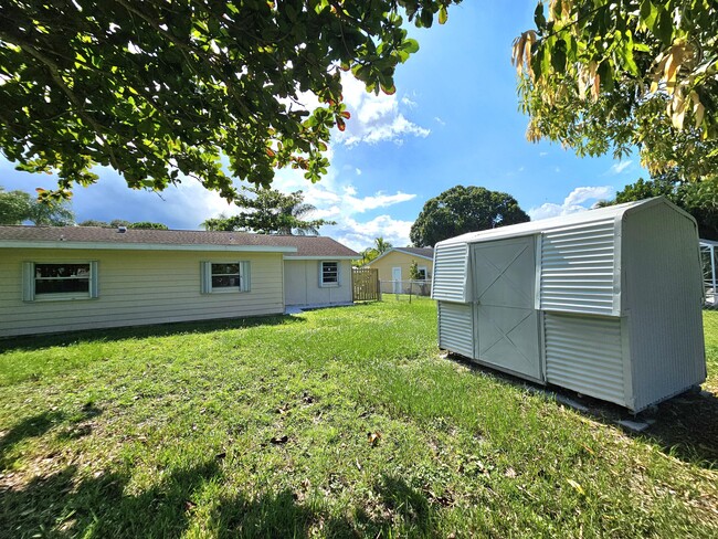 Building Photo - 329 NE Cullman Ct
