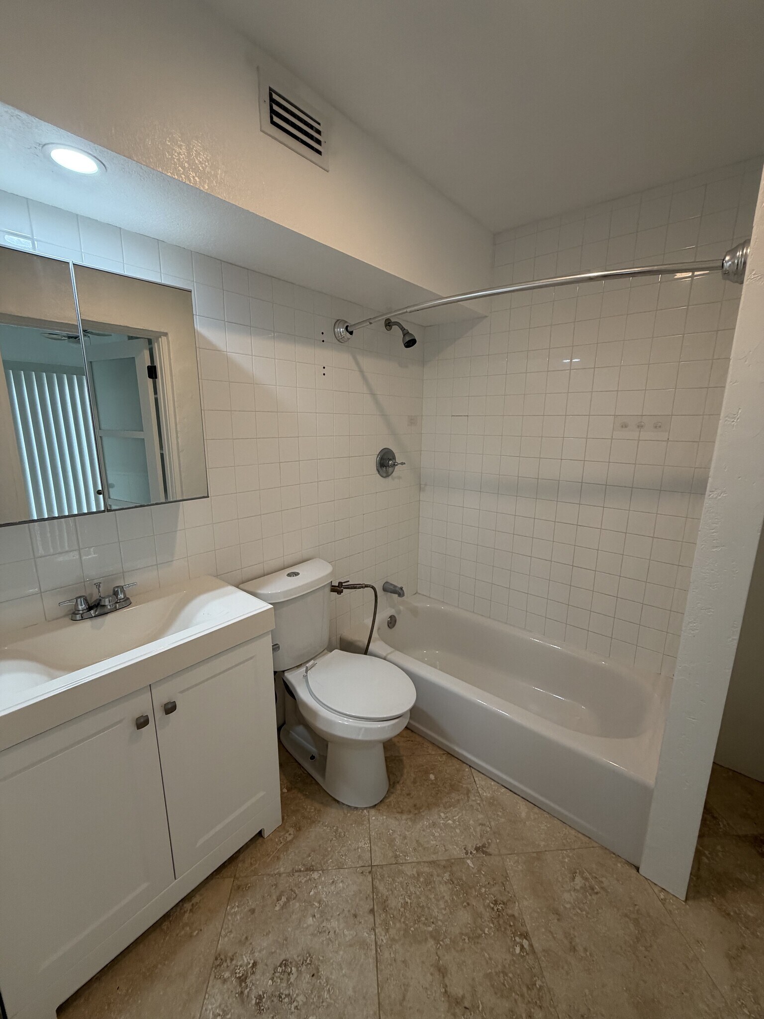 Building Photo - 3 Bed/3 Bath