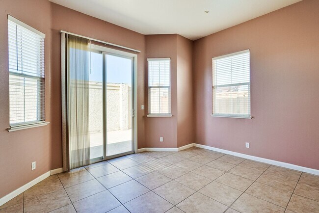 Building Photo - Spacious 3 Bedroom, 2 Bathroom Home with D...