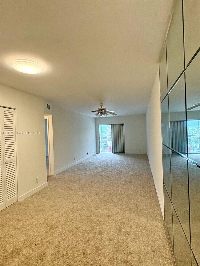 Building Photo - 300 Golden Isles Dr