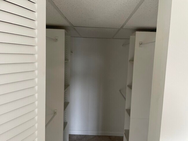 Building Photo - 100 Village Green Cir E