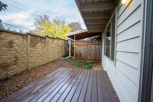 Building Photo - $500 OFF!! Garden-Level 2 Bed 2 Bath with ...