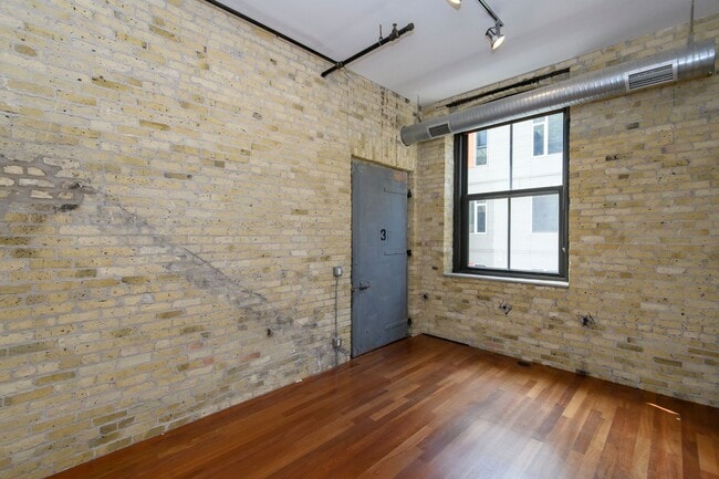 Building Photo - 239 E Chicago St