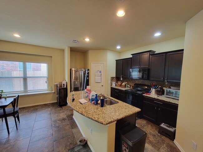Building Photo - 9859 Marbach Rd