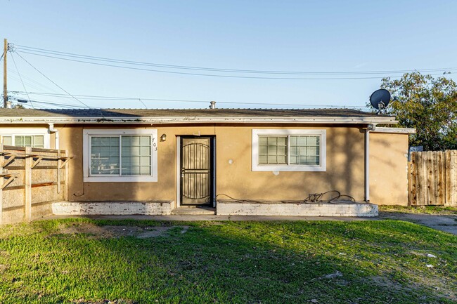 Building Photo - 703 Roselawn Ave