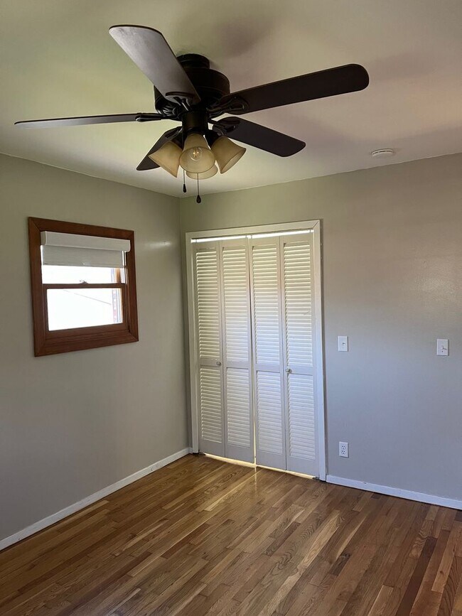 Building Photo - 3 Bedroom / 1 Bath  Johnson City, TN