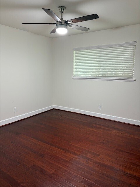 Building Photo - 2210 Pomeran Dr