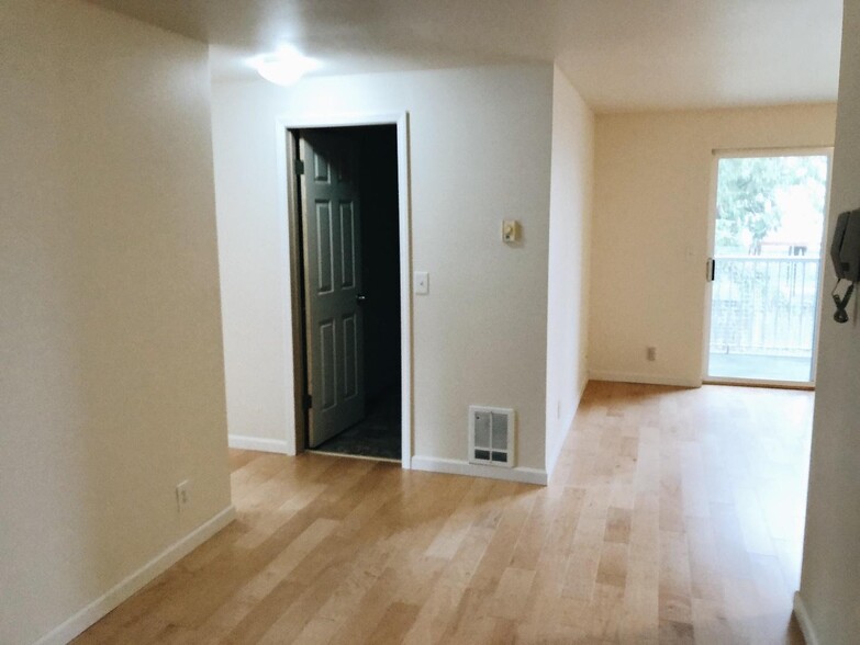 Building Photo - 12327 Roosevelt Way NE