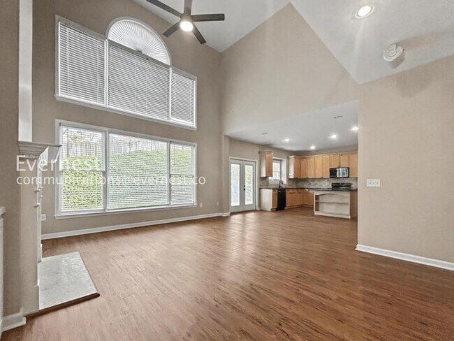 Building Photo - 3-Beds 3.5 Baths Spacious Home with Fenced Yard and Garage Parking