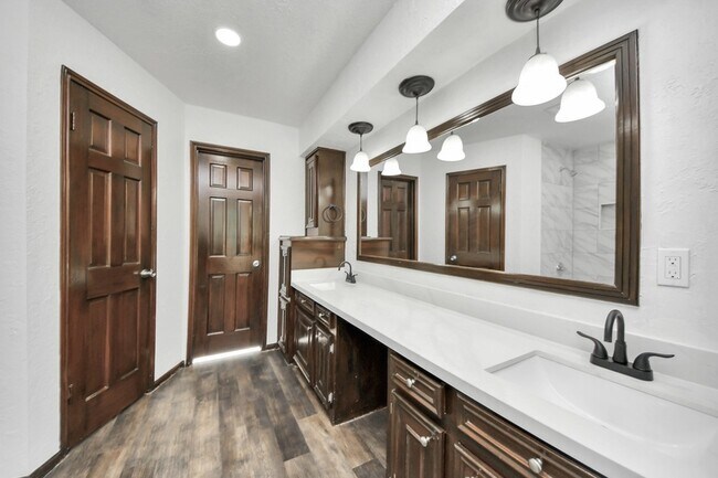 Building Photo - 616 S Rivershire Dr