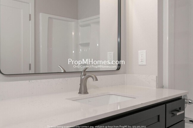 Building Photo - Updated Two Level Condo in the Heart of Do...