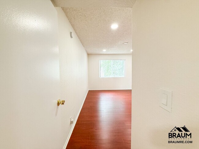 Building Photo - 221 W Elm Ave