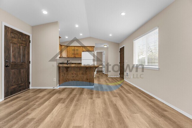 Building Photo - 2 Bedroom 1 Bath Home with Off-Street Parking Available in Coeur d'Alene!