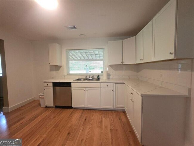 Building Photo - 220 Tuscarora Trail