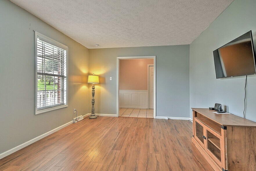 Building Photo - 185 Woodland Cir