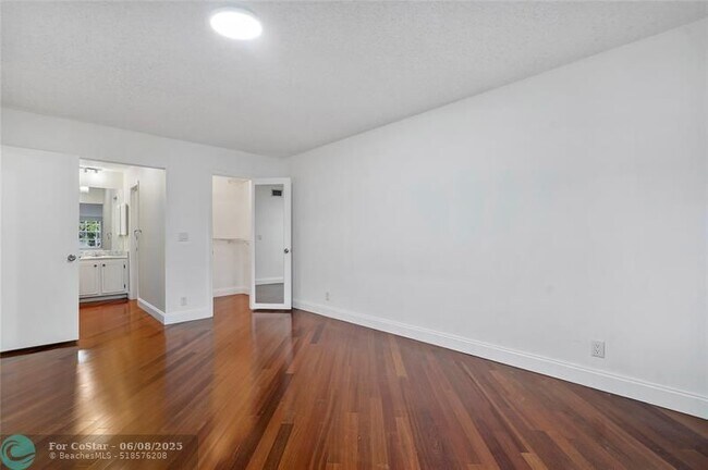 Building Photo - 6211 Bay Club Dr