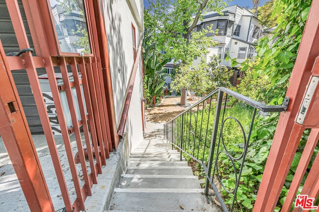 Building Photo - 2462 N Gower St