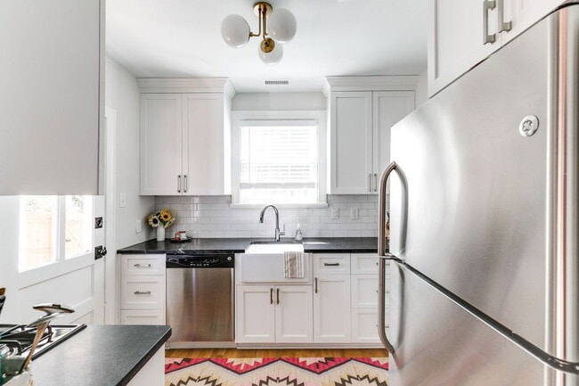 Building Photo - 5000 Bromley Ln