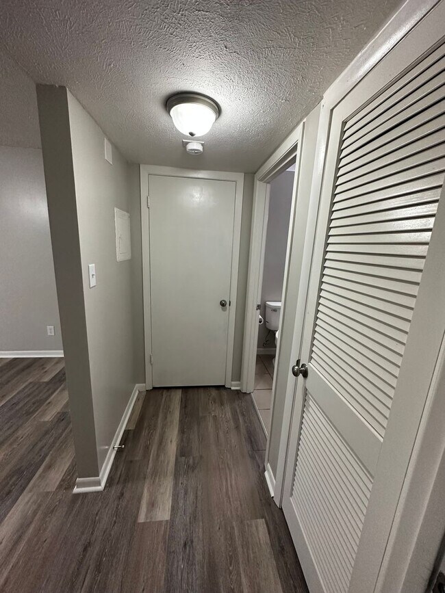 Building Photo - Newly Renovated 1 Bedroom, available Mid A...