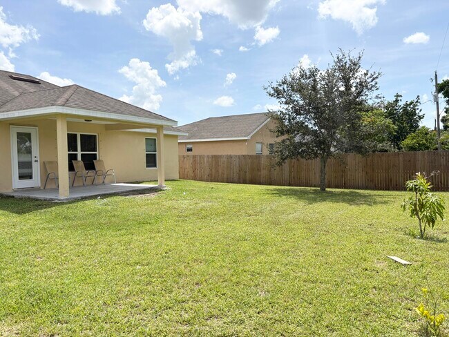 Building Photo - 213 SW Starfish Ave