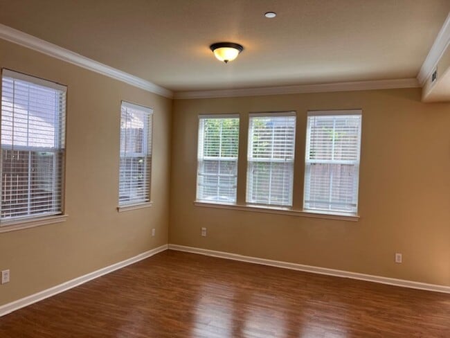 Building Photo - 3 Bedroom Home in Shasta View Gardens