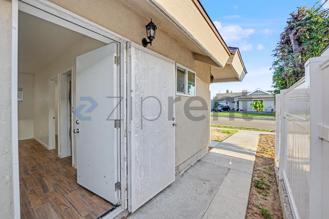 Building Photo - Unit A