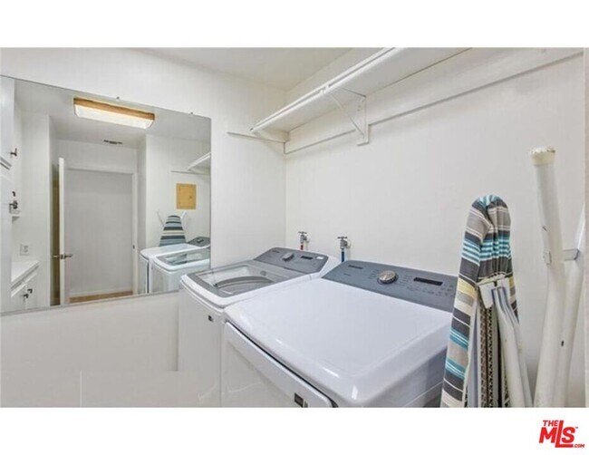 Building Photo - 199 Summit View Dr