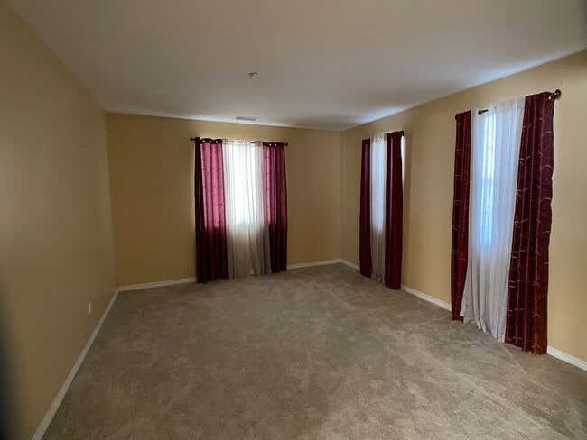 Building Photo - Oxnard 4 Bedroom 3 Full Bathroom 2-Story Home