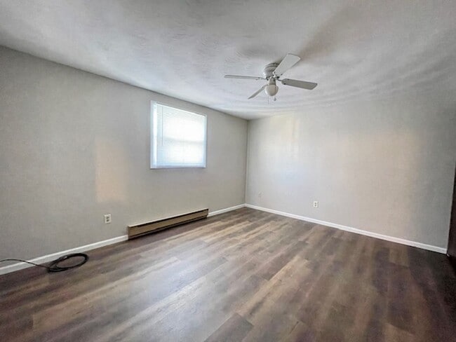 Building Photo - SPACIOUS 2 Bedroom Duplex Available!