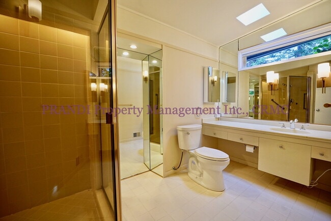 Building Photo - "Spacious 4-Bedroom Oasis with 3 Full Baths in Beautiful Kent Woodlands"