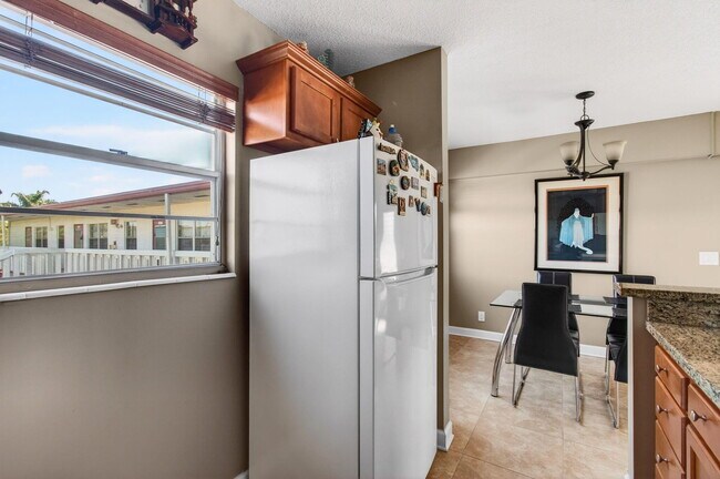 Building Photo - 33 Fanshaw A