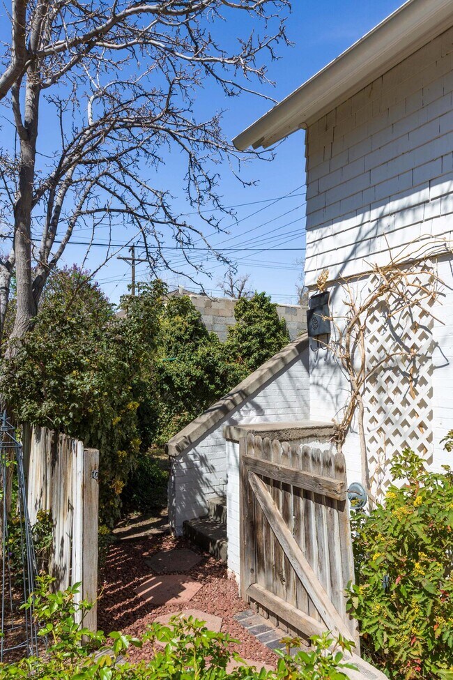 Building Photo - 1119 Tijeras Ave NW