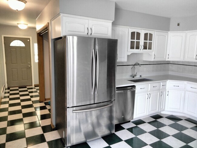 Building Photo - 904 S Edward St