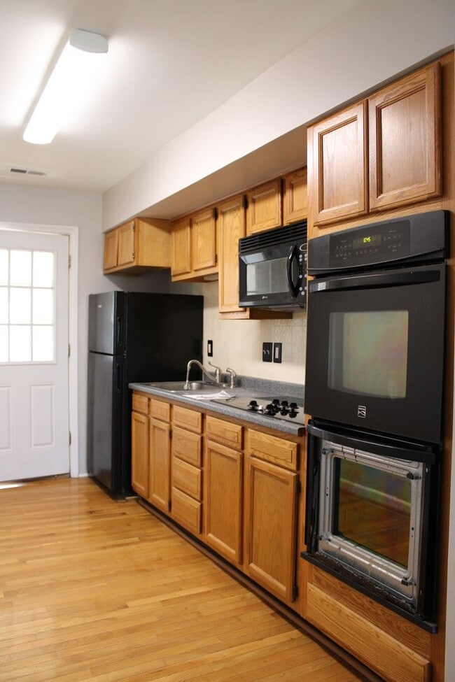 Building Photo - One Bedroom Second Floor Apartment- Dundal...