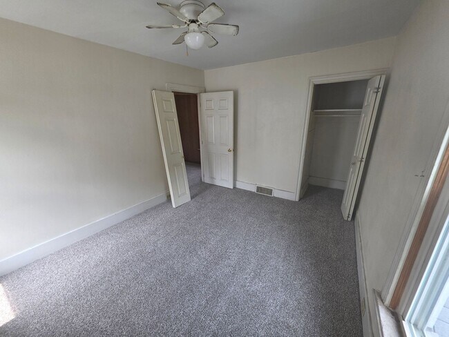 Building Photo - 2-bedroom, 1-bath home in New Brighton