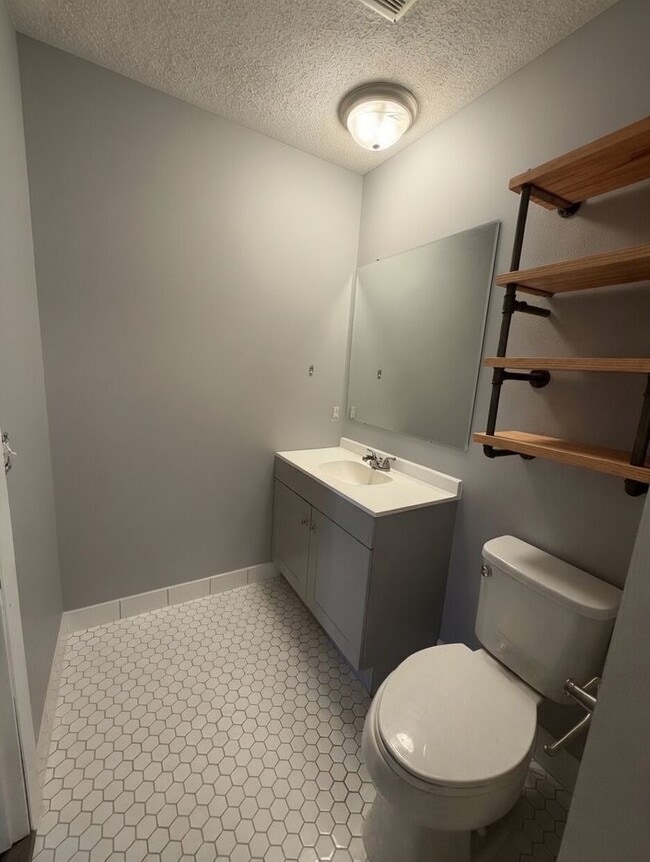 Building Photo - Freshly Updated, Stylish 2 bed 2 bath Condo in Bloomington Includes 2 Heated Parking Spaces!