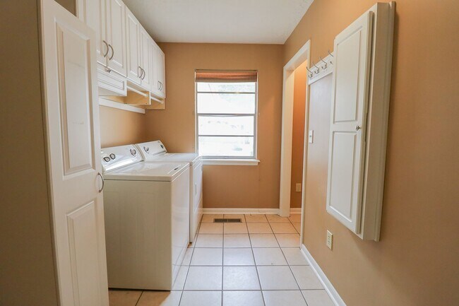 Building Photo - 2 Bed | 3 Bath with In-Ground Pool in Cent...
