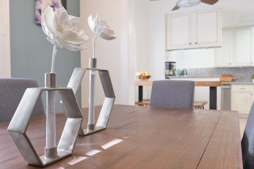 Building Photo - 121 S Palm Dr